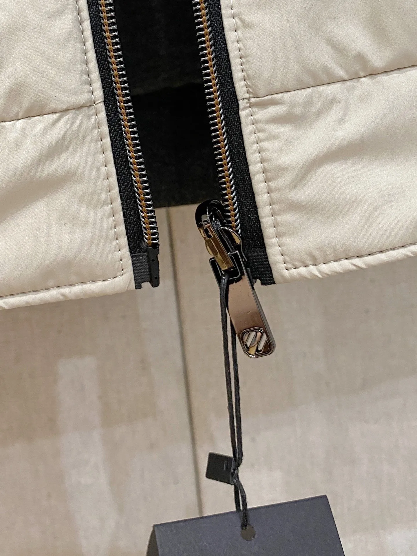 Zegna ： ， ， ， ； ， ， ， ， Classic 。 ： ， ， ， ； ， ； ， ， 。 ： ， ， ； ， ， T 、 、 ； ， ， ， 。 ： 、 、 ， ， Versatile 。 ： Cream White/Khaki/ /Black（ Gray ） Sizes：M-4XL
